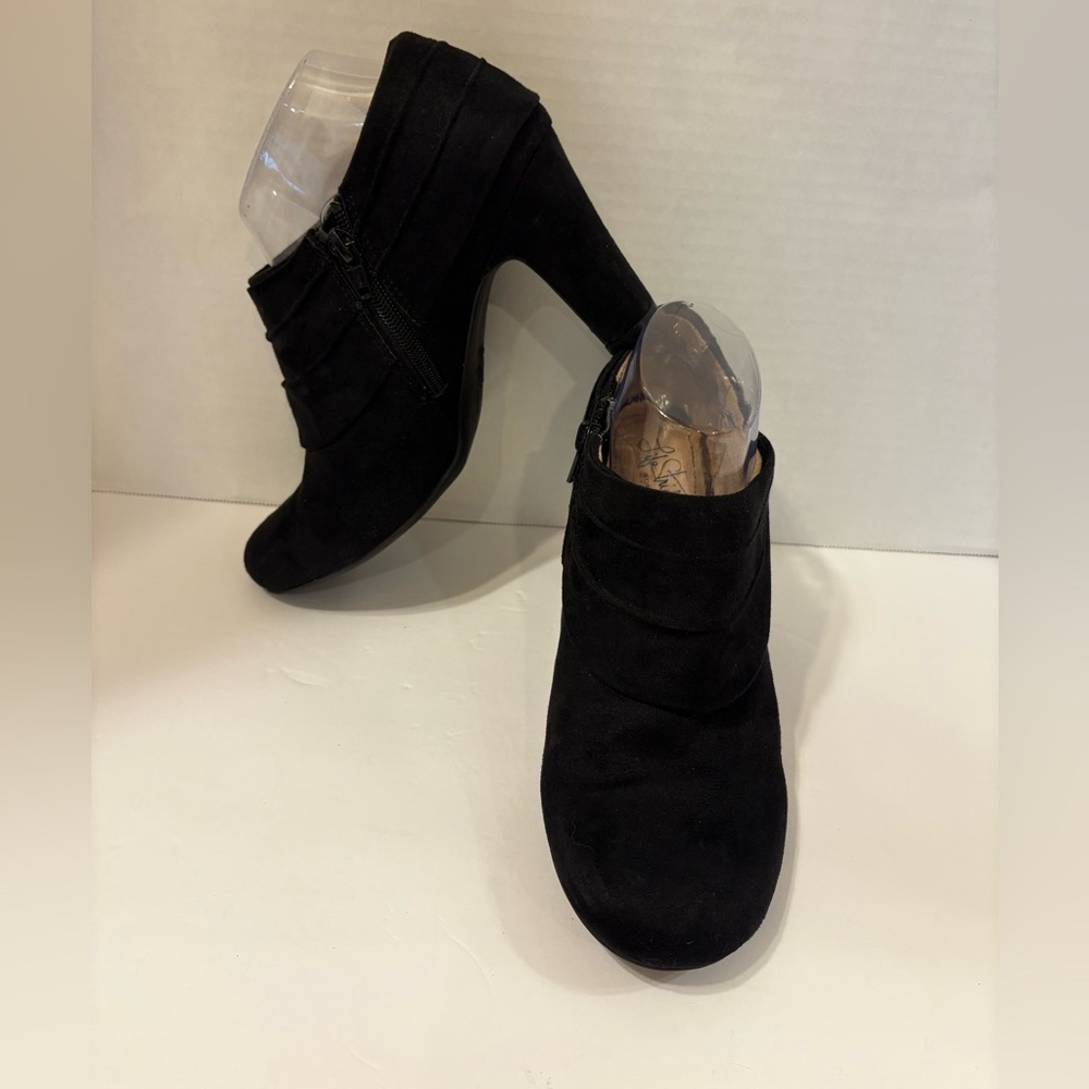 Life Stride Soft Systems Corrie black micro suede booties ankle boots size 9M